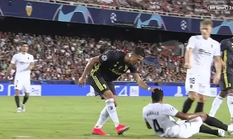 Ronaldo bị đuổi khỏi sân vì lỡ "xoa đầu" đối thủ?