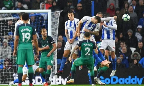 Xuất hiện pha đấm bóng "chuyên nghiệp" của tiền đạo Brighton trước Tottenham