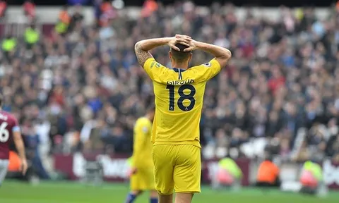 Giroud và Morata cùng hóa "chân gỗ" trước West Ham