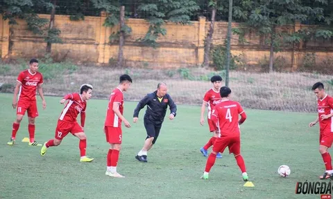HLV Park Hang-seo xỏ giày vào sân "chiến" cùng học trò