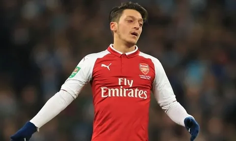Gary Neville nhận định bất ngờ về vị thế của Ozil tại Arsenal