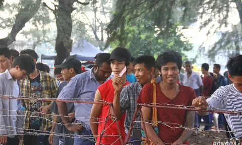 CĐV đội nắng, chờ mua vé xem ĐT Việt Nam đấu Myanmar