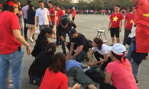 Chưa kịp tiếp lửa ĐT Việt Nam, một CĐV đã đột quỵ bên ngoài sân Mỹ Đình