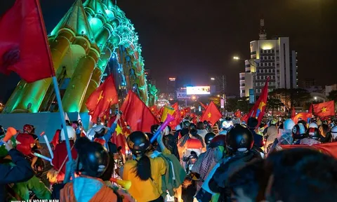 Dân Đà Nẵng trắng đêm "đi bão" ăn mừng chức vô địch của ĐT Việt Nam