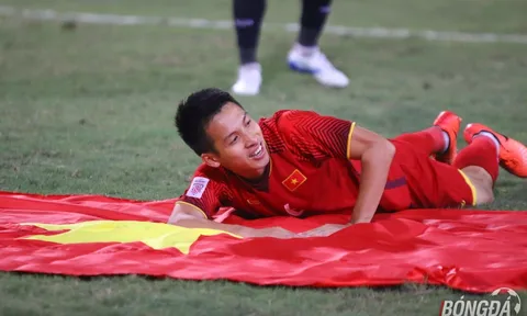Khoảnh khắc ăn mừng cực đẹp của Đỗ Hùng Dũng