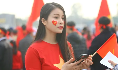 Fan nữ đọ sắc chờ đại chiến Việt Nam vs Malaysia