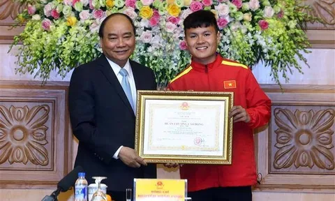 Thủ tướng tặng huân chương cho HLV Park Hang-seo và ĐT Việt Nam