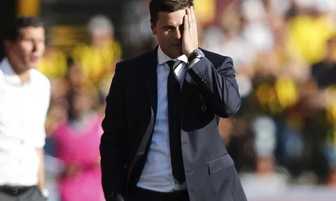 Pochettino che mặt xấu hổ sau thất bại lịch sử của Tottenham