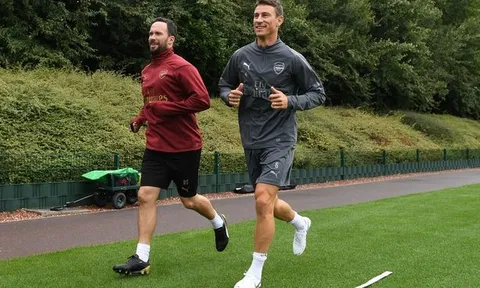 Hàng thủ bạc nhược, fan Arsenal trông chờ lão tướng tái xuất