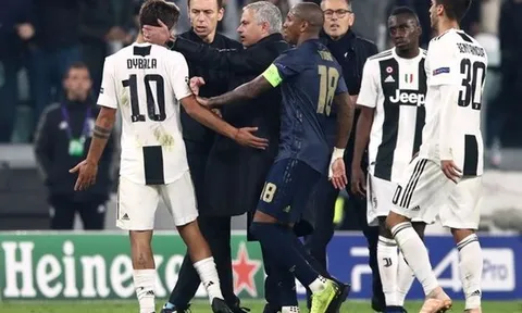 Dybala lao đến chỗ Mourinho nói điều gì sau trận thua Man Utd