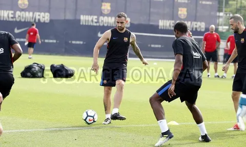 Buổi tập thiếu hàng loạt trụ cột của Barca