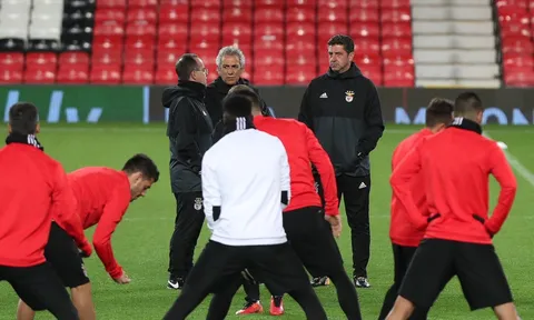 Benfica căng thẳng trên mặt sân Old Trafford