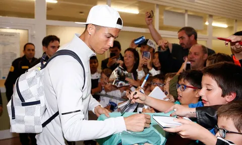 Hành quân đến Alaves, Ronaldo tích cực ký tặng NHM