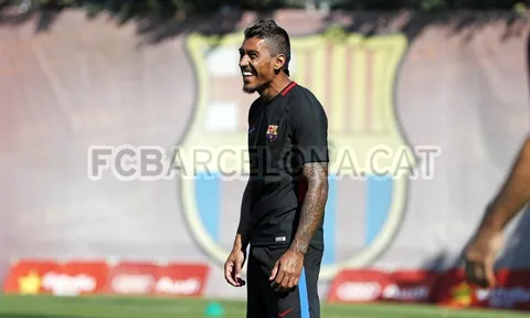 Hóa người hùng, Paulinho cười khoái trá trên sân tập
