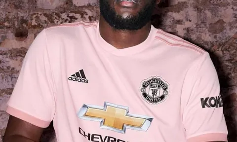 Rashford ôm đầu hoảng hốt khi đồng đội ném vỡ ống kính của phóng viên