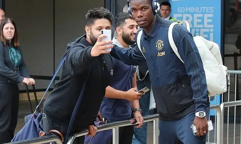 Rực sáng trước Young Boys, Pogba 'quẩy' tưng bừng trên xe bus