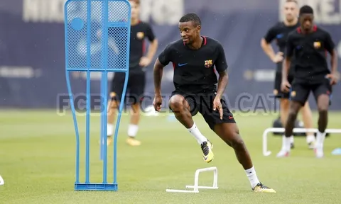 Những bóng hồng của đội nữ Barca rạng rỡ trên sân tập