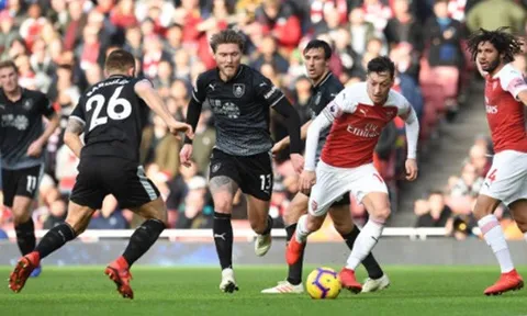 5 điểm nhấn Arsenal 3-1 Burnley: Ozil khiến NHM tròn mắt, Emery xử lí khủng hoảng đẳng cấp