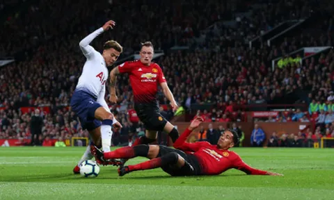 5 điểm nhấn Man United 0-3 Tottenham: Bộ tứ nghiệp dư; Mourinho đáng thương hơn đáng trách