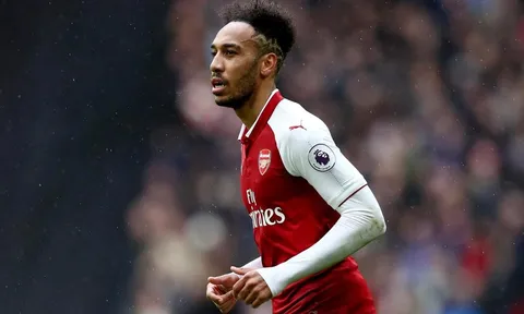 Này Unai Emery, ông đang "giết chết" Aubameyang đấy!