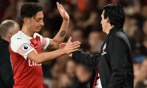 Vụ Mesut Ozil, huyền thoại Liverpool lên tiếng "bênh" Emery