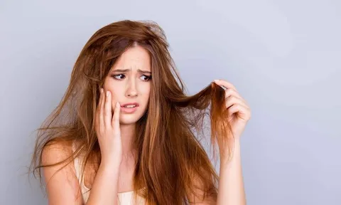 5 thói quen mùa hè khiến tóc khô xơ, rụng nhiều và ngả màu dù không nhuộm
