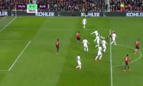 Đây! 2 tình huống đáng chú ý nhất hiệp 1 trận Man Utd - Burnley
