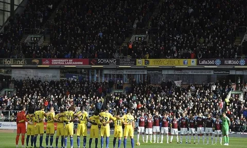 Hành động đẹp của Chelsea và Burnley với Leicester City