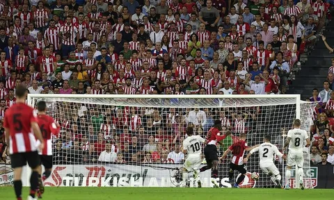Giroud khéo léo "câu" thẻ đỏ sau đó tỏa sáng bằng cú đúp