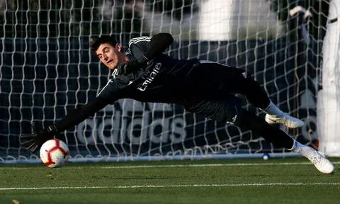 Tích cực 'bay lượn', Courtois sẵn sàng soán ngôi của Keylor Navas