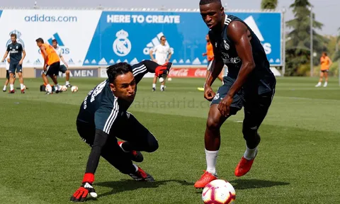 Keylor Navas thăng hoa, Courtois khó có suất bắt chính