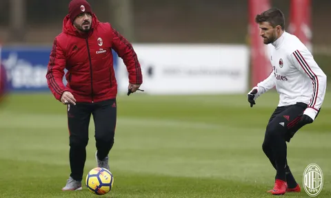 Gattuso xỏ giày vào sân "chỉ dạy" cho các học trò
