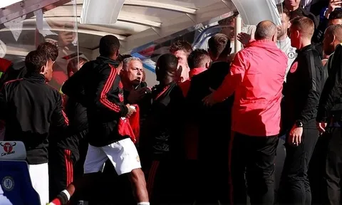 Mourinho họp báo sau trận: Về pha "nổi điên" và sai lầm của Pogba