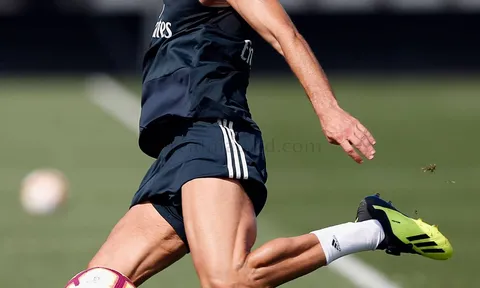 Martial 'bật động cơ' solo, Man Utd hủy diệt Fulham trên sân khách