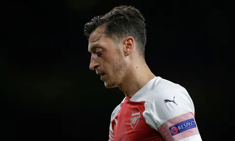 'Arsenal nên tiết kiệm 700.000 bảng/tuần thay vì cố giữ Ozil, Ramsey'