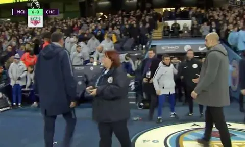 SỐC: Sarri hành xử khó tin với Guardiola sau trận thua muối mặt