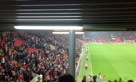 Phản ứng đặc biệt của sân Anfield khi Man City thua Leicester