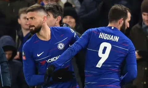 Giroud: "Higuain đến đây làm tương lai của tôi u ám"
