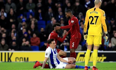 Van Dijk dự khán, Salah một tay giật lại 3 điểm cho Liverpool