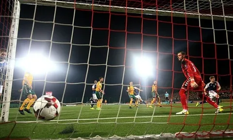 Không thi đấu, Suarez vẫn tập luyện cùng các đàn em