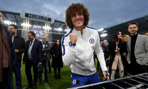 David Luiz hả hê khi thắng trận trên bàn bi lắc