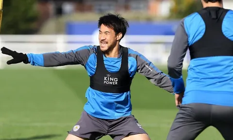 Dybala ném áo bít về phía Messi trong buổi tập của Argentina