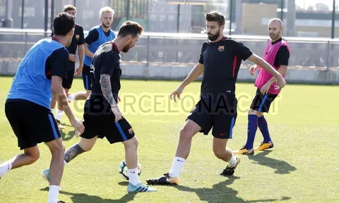 Pique thách thức Messi trên sân tập