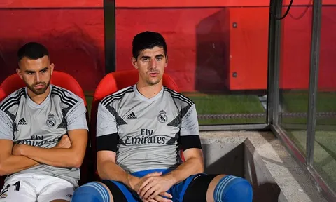 Bộ mặt 'giận hờn' của Thibaut Courtois khi phải tiếp tục ngồi dự bị