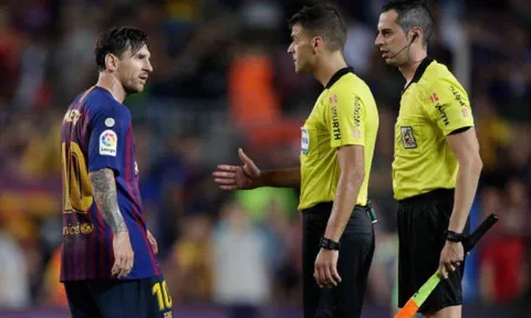 Messi từ chối bắt tay trọng tài; HLV Barca mỉa mai BLĐ La Liga