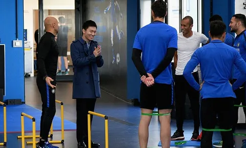 Sếp lớn xuất hiện, sân tập Inter thêm rộn ràng