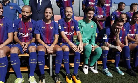 Giữ vững ghế chủ tịch, Bartomeu tổ chức chụp ảnh toàn đội nam và nữ Barca