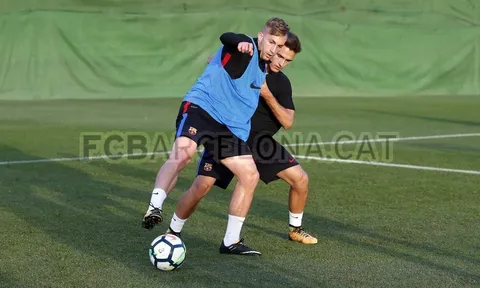 Deulofeu so tài với Dennis Suarez trên sân tập