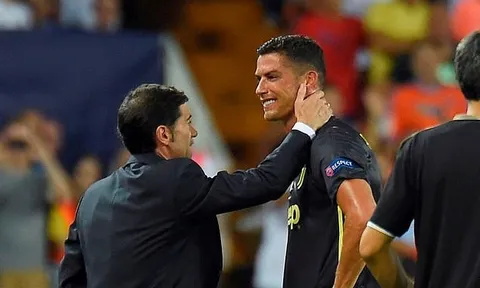 Cristiano Ronaldo khóc như một đứa trẻ, HLV 2 đội phải dỗ dành