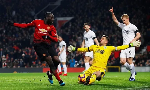 5 điểm nhấn M.U 2-2 Burnley: Solskjaer quá tự tin; Tom Heaton làm lu mờ De Gea